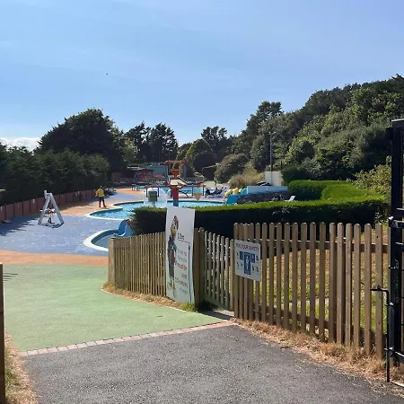 Contemporary Caravan At Newquay Parque de vacaciones New Quay